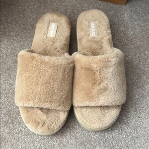 MUK LUKS® Kirstey Slide - Irish Cream Size large  gently used